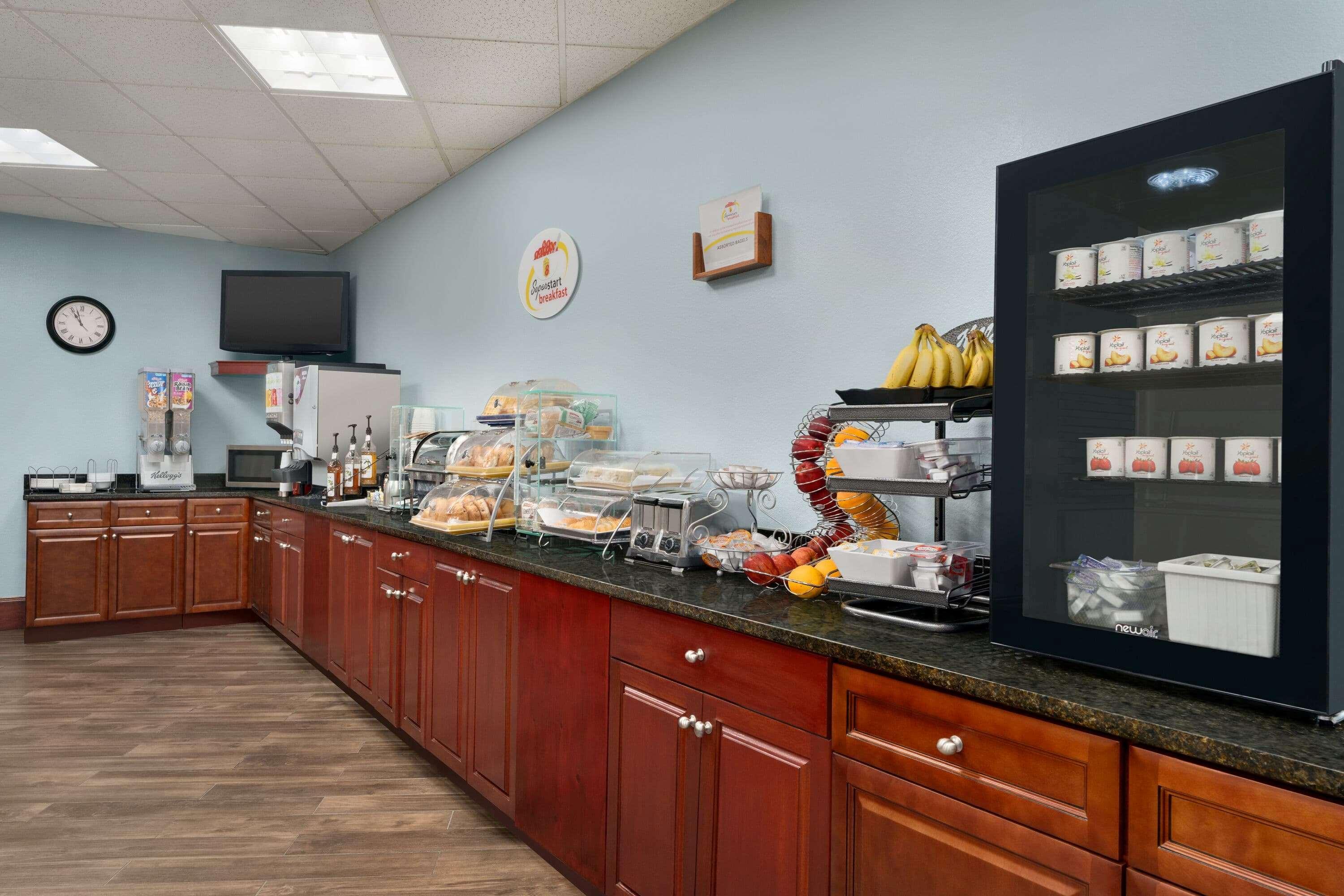 Super 8 By Wyndham West Greenwich/Providence מראה חיצוני תמונה