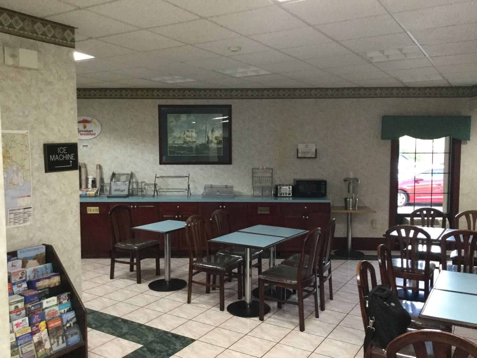 Super 8 By Wyndham West Greenwich/Providence מראה חיצוני תמונה