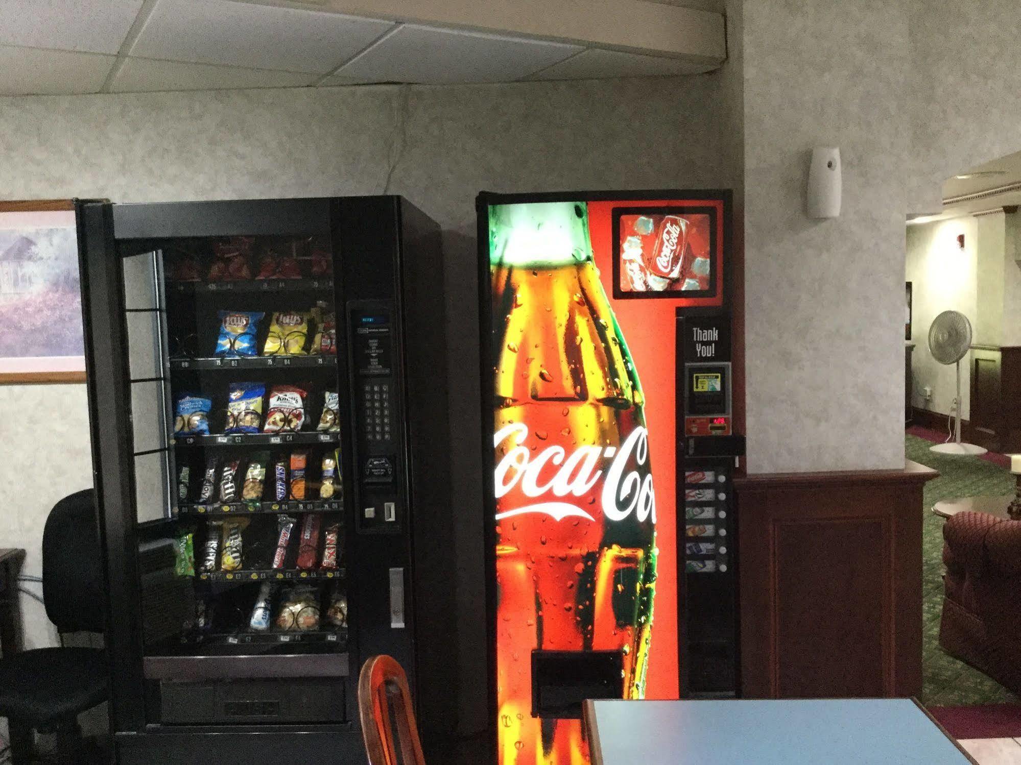 Super 8 By Wyndham West Greenwich/Providence מראה חיצוני תמונה